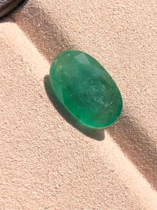 Natural Zambian Emerald – 6.885 Carat Oval Cut Green Gemstone