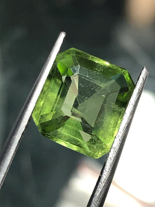Natural Bright Green Peridot Gemstone | 4.825 Ct Square Cushion Cut