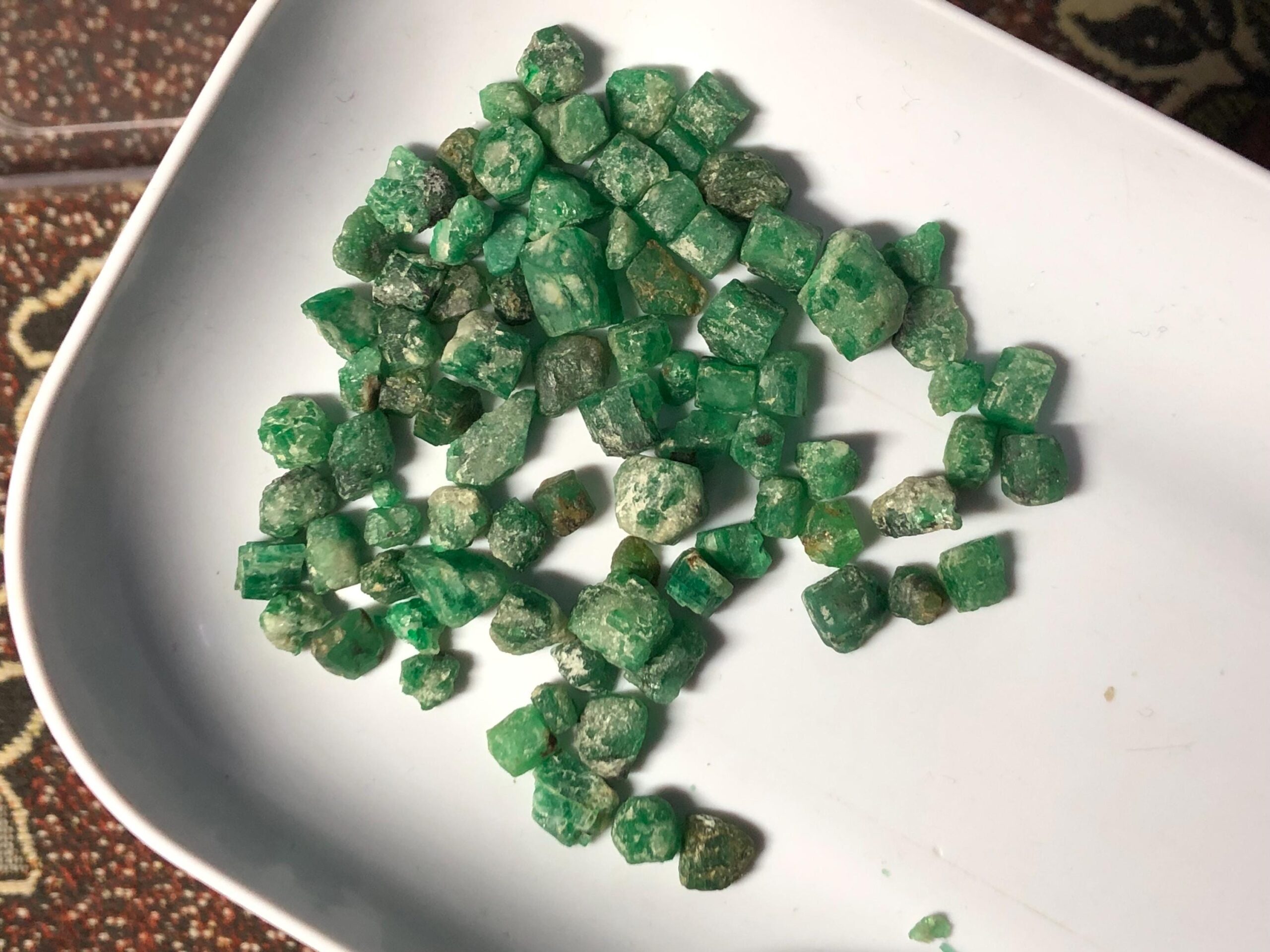 Sawat Emerald Rough Parcel – 140.455 Carats of Natural Green Crystal Rough - Image 5