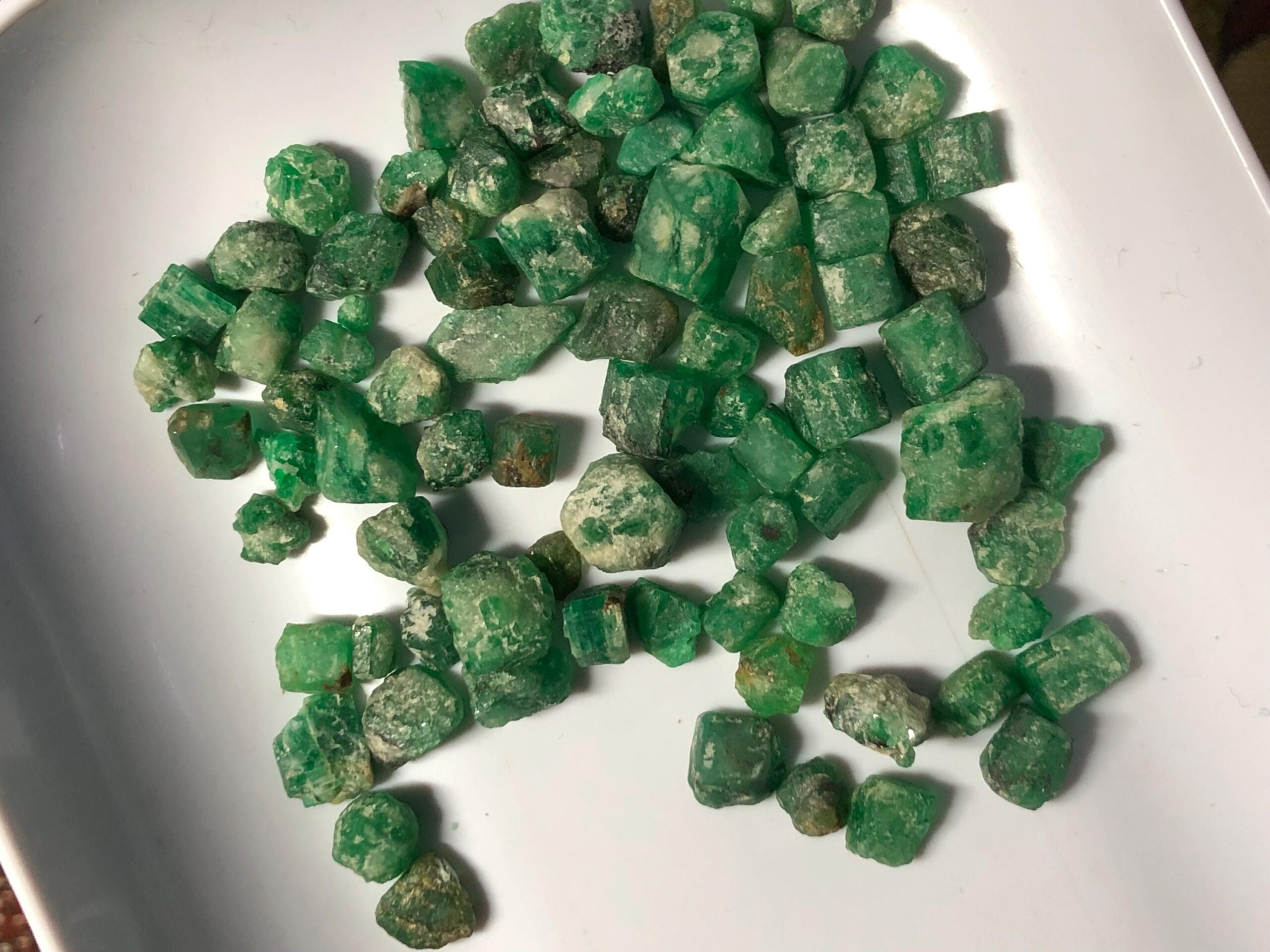 Sawat Emerald Rough Parcel – 140.455 Carats of Natural Green Crystal Rough - Image 2