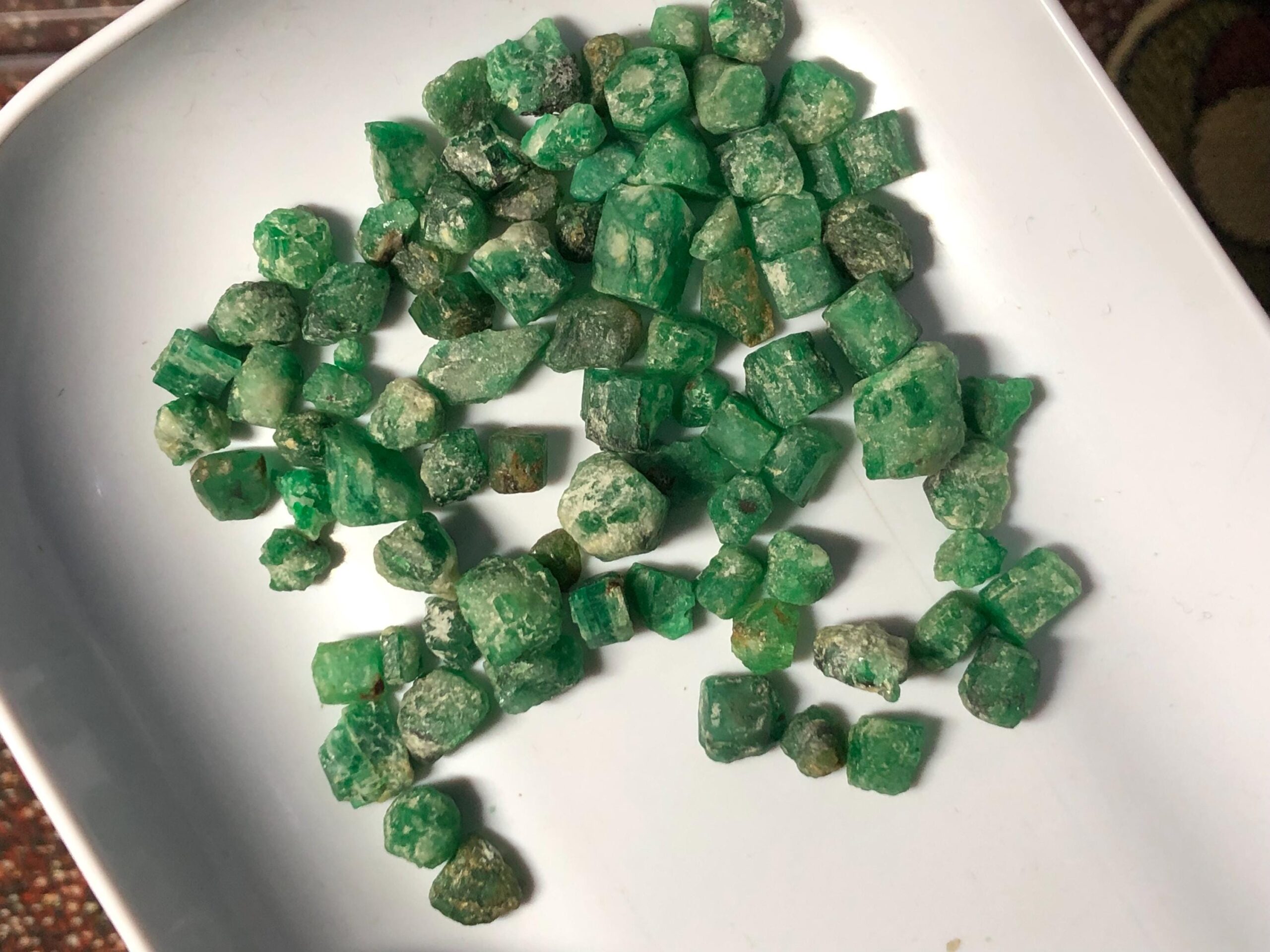 Sawat Emerald Rough Parcel – 140.455 Carats of Natural Green Crystal Rough - Image 3