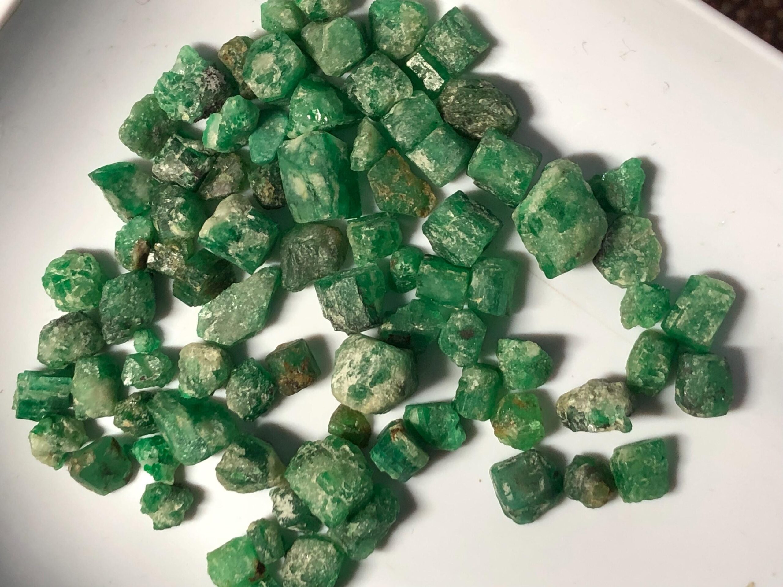 Sawat Emerald Rough Parcel – 140.455 Carats of Natural Green Crystal Rough - Image 4