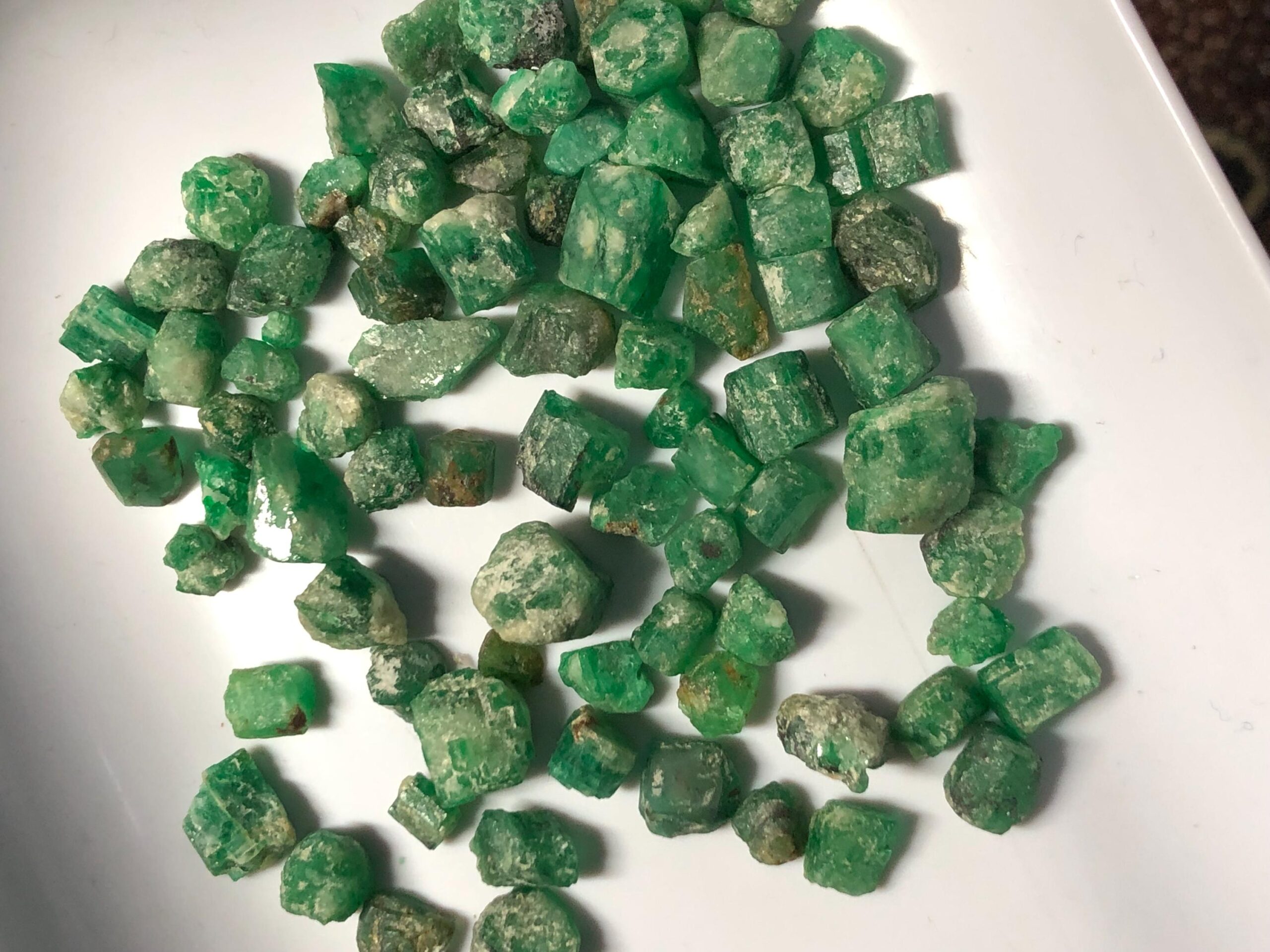 Sawat Emerald Rough Parcel – 140.455 Carats of Natural Green Crystal Rough - Image 7