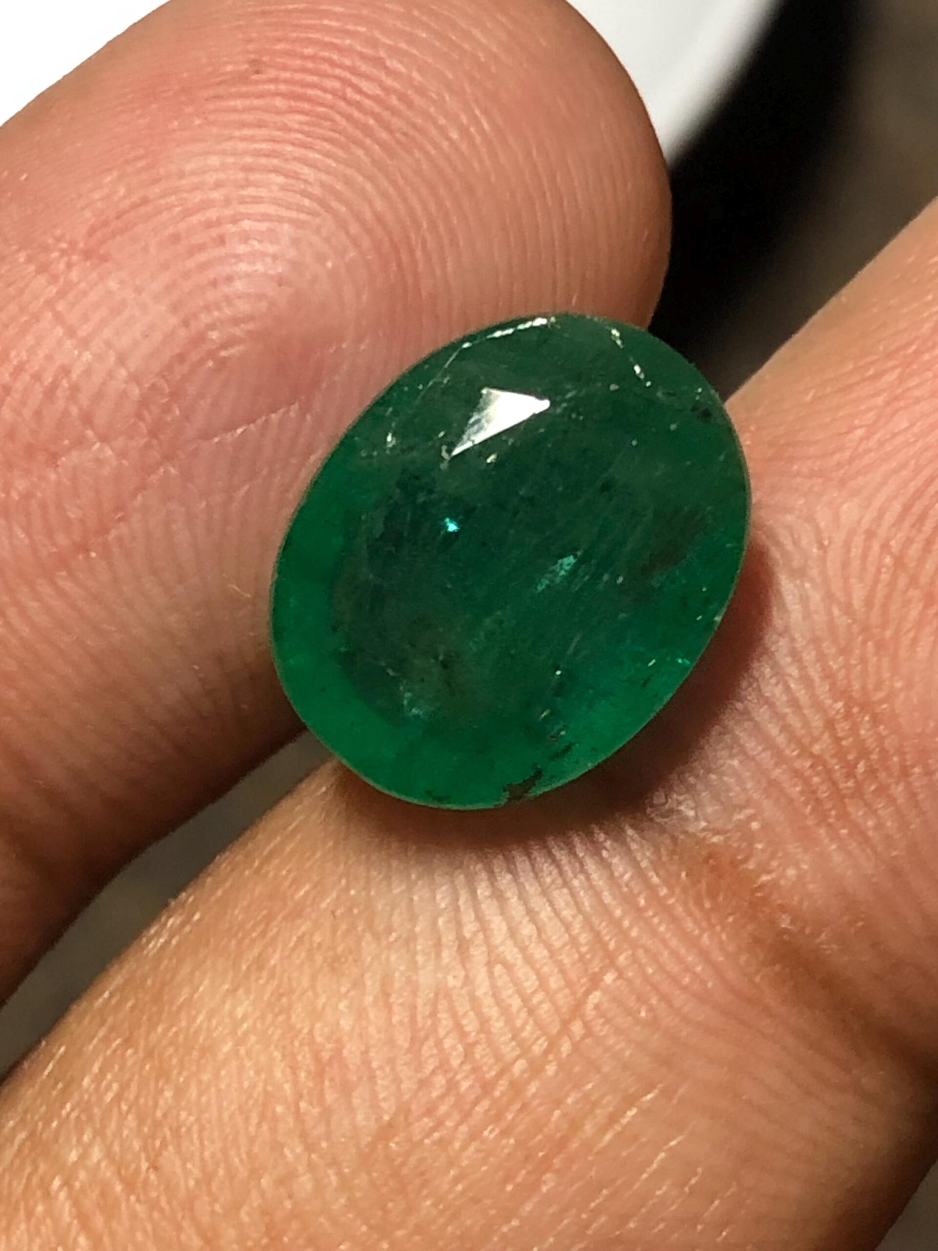 Zambian Emerald • 5.695 Carat Oval Cut Untreated Green Gemstone - Image 3