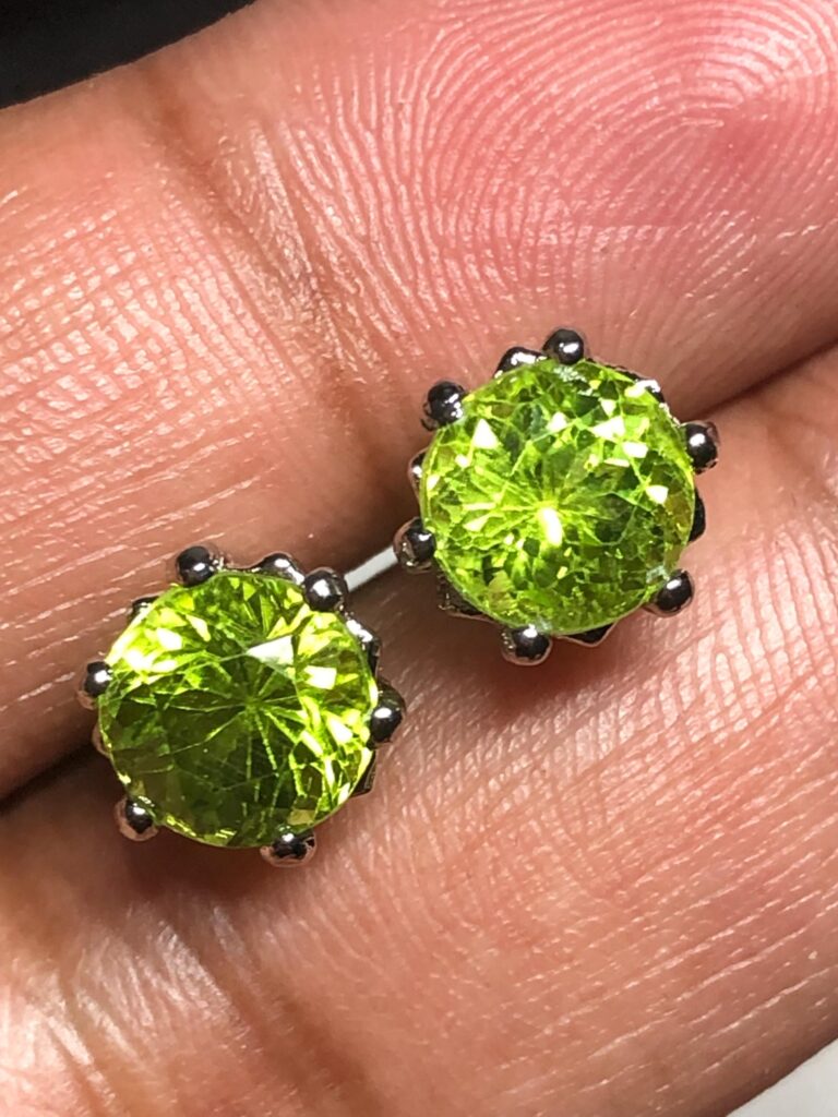 Peridots studs