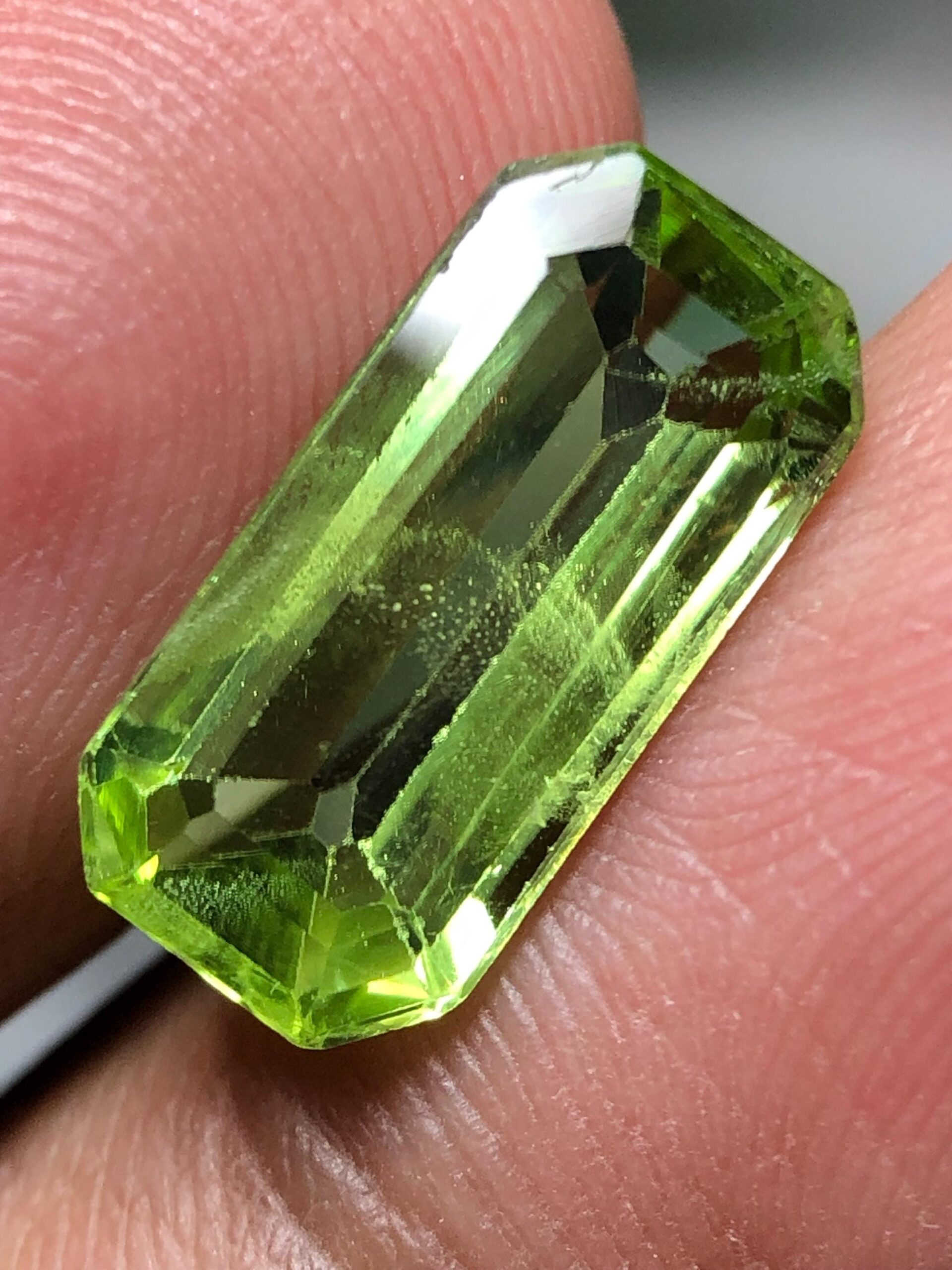 Natural Peridot Emerald Cut Gemstone, Pakistan Olive Green Peridot (14x6.8 mm) - Image 4