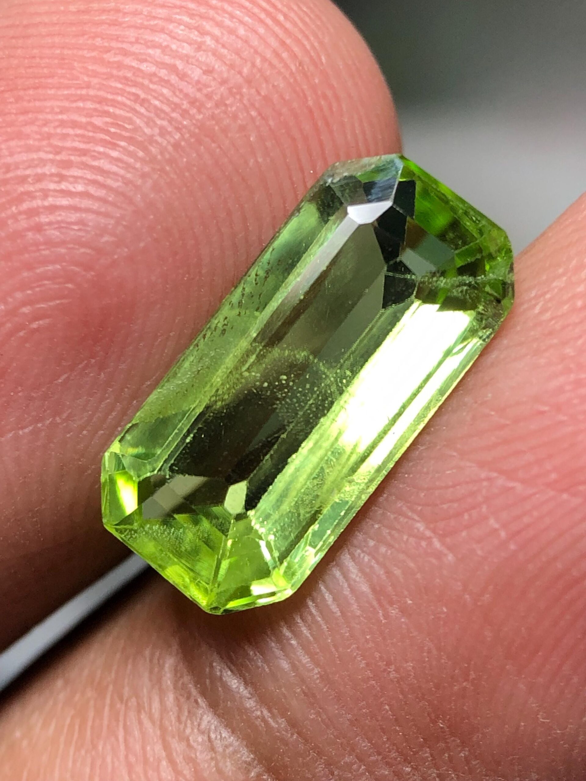 Natural Peridot Emerald Cut Gemstone, Pakistan Olive Green Peridot (14x6.8 mm) - Image 3