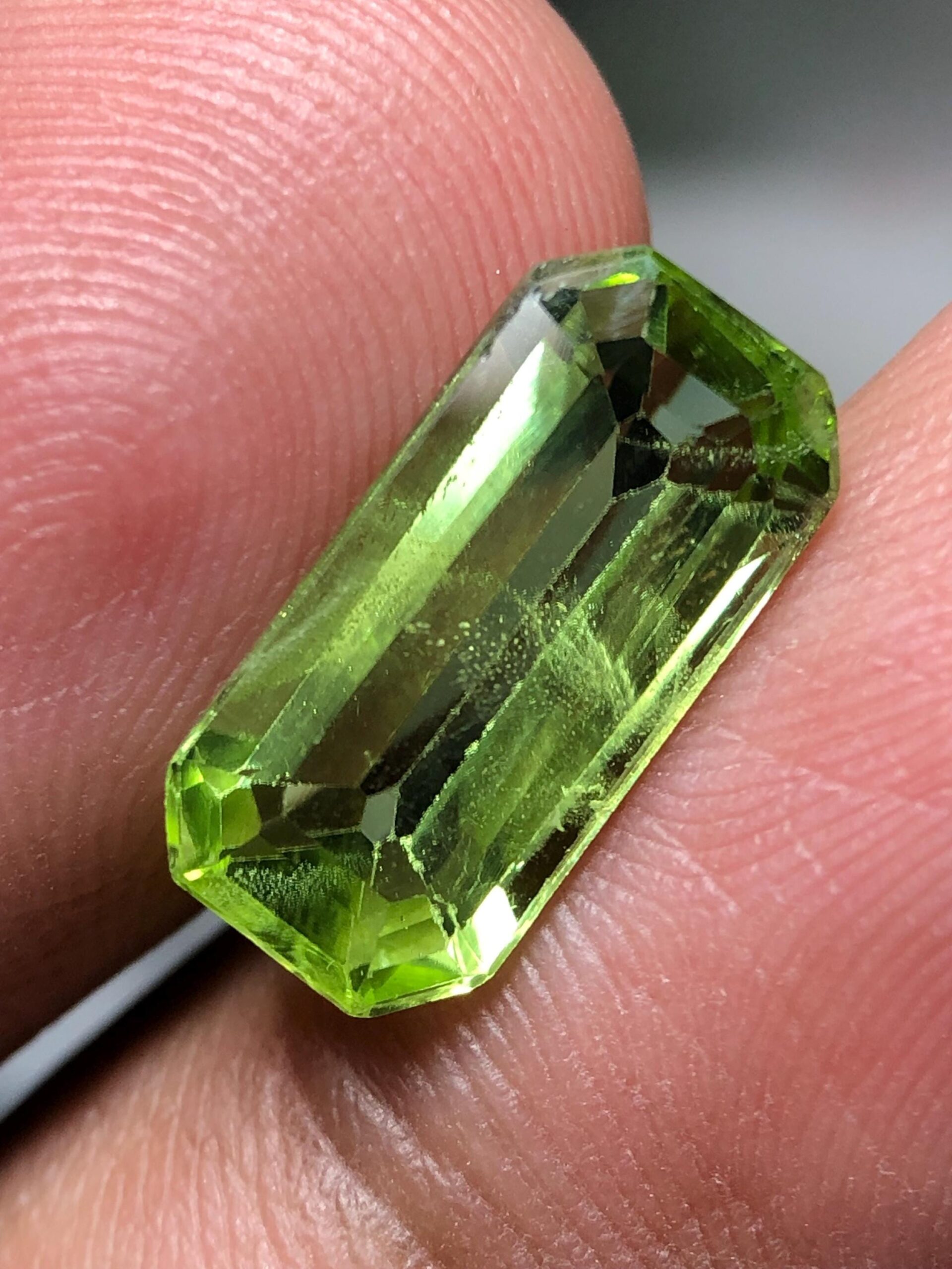 Natural Peridot Emerald Cut Gemstone, Pakistan Olive Green Peridot (14x6.8 mm) - Image 5