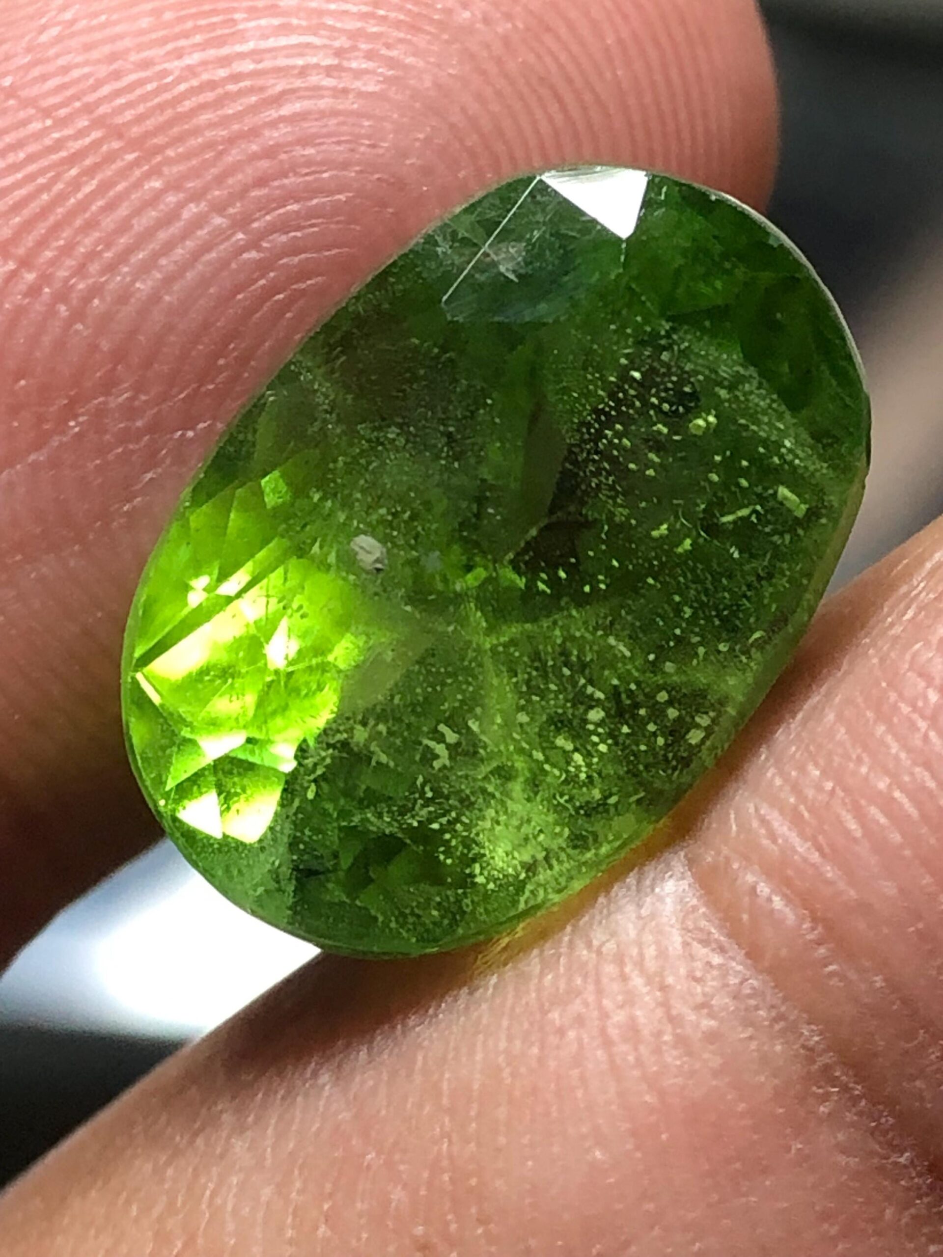 Natural 11.48 Carat Peridot Gemstone – Faceted Oval Cut | Vibrant Green Loose Gem - Image 3