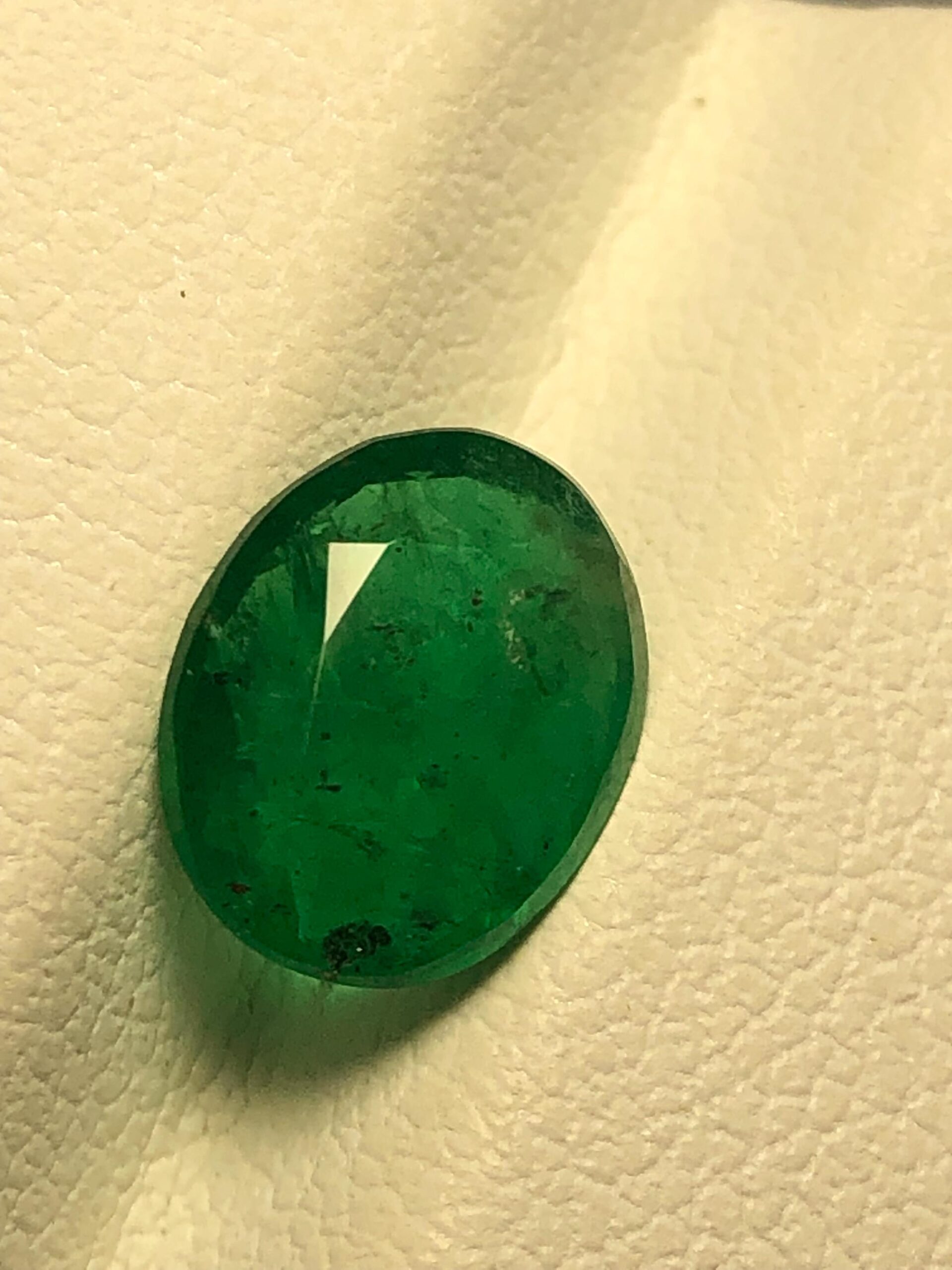 Natural Sawat Emerald Oval Gemstone: 1.285 Carat Rich Green Collector Stone (May Birthstone) - Image 4