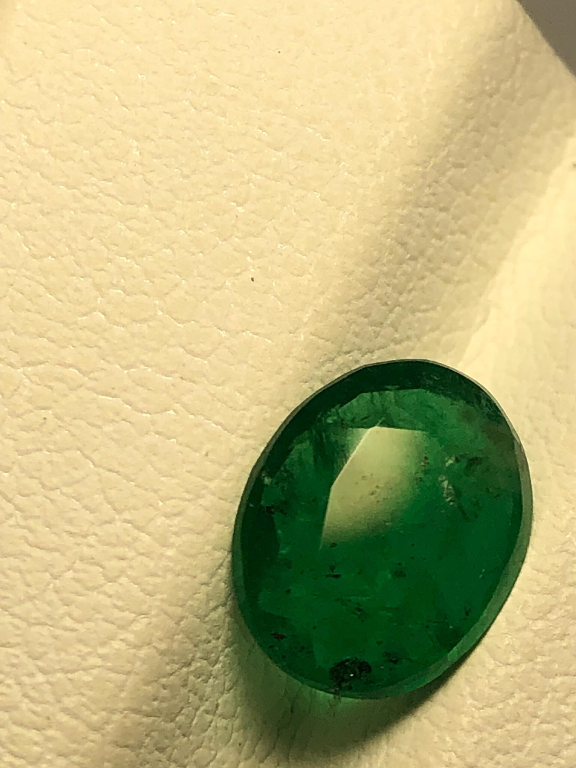 Natural Sawat Emerald Oval Gemstone: 1.285 Carat Rich Green Collector Stone (May Birthstone) - Image 2