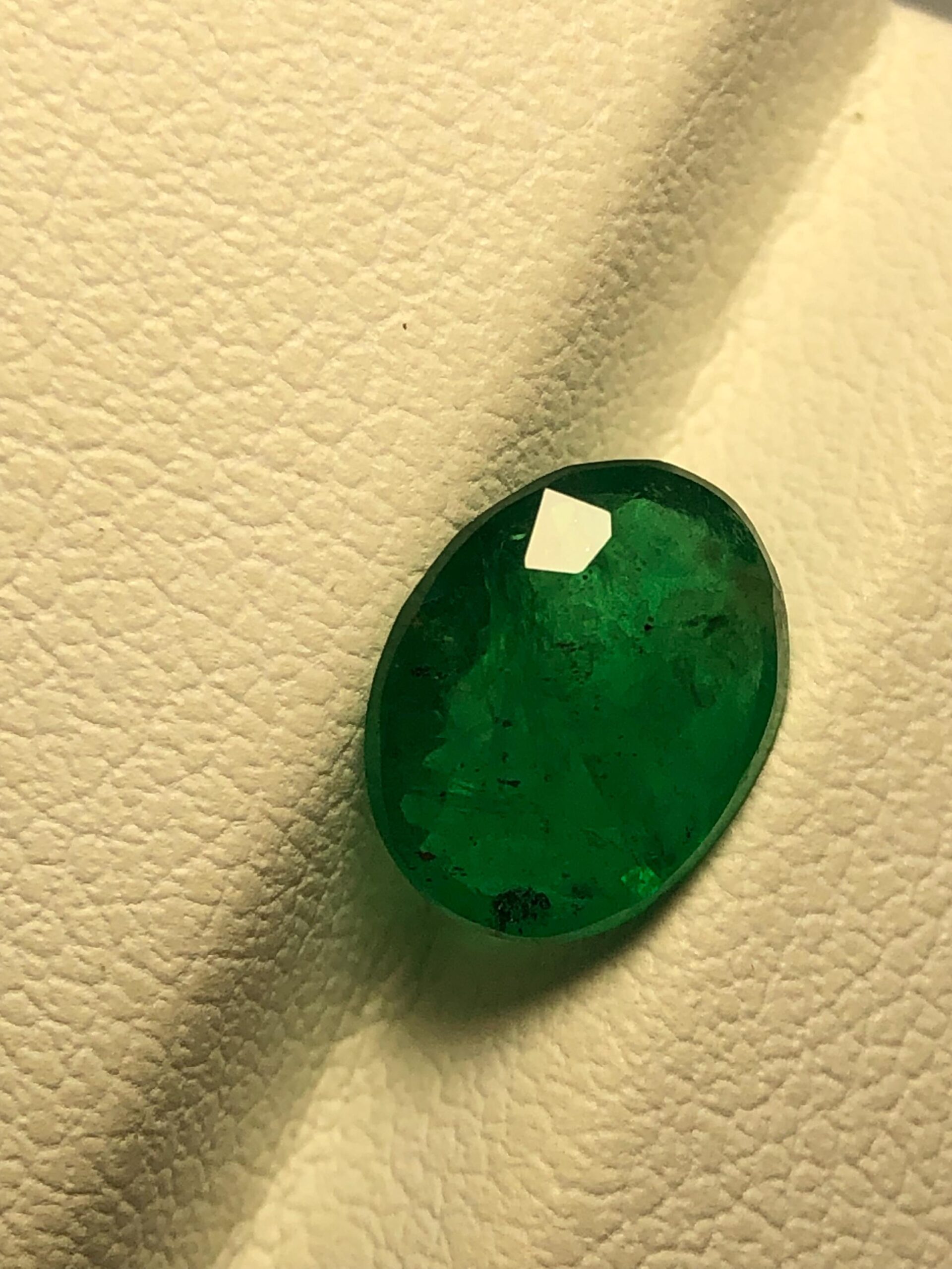 Natural Sawat Emerald Oval Gemstone: 1.285 Carat Rich Green Collector Stone (May Birthstone) - Image 6