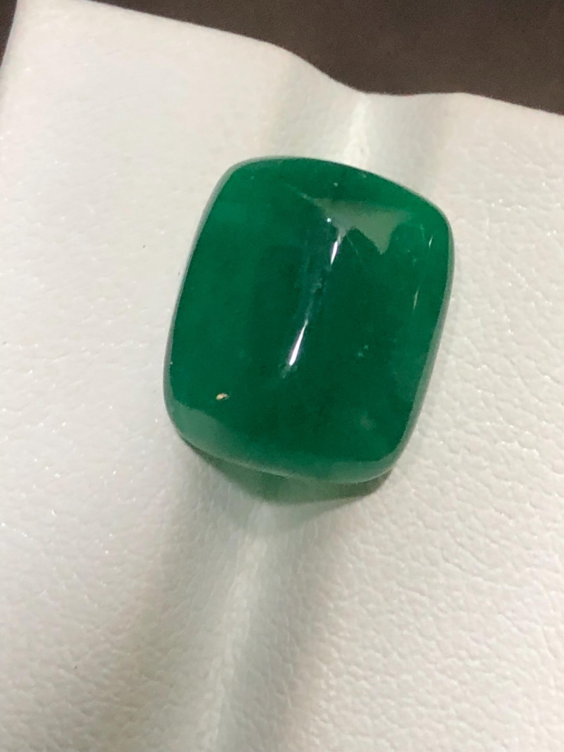 Zambian Emerald Cabochon: 7.78 Carat Oval Green Gemstone - Image 2