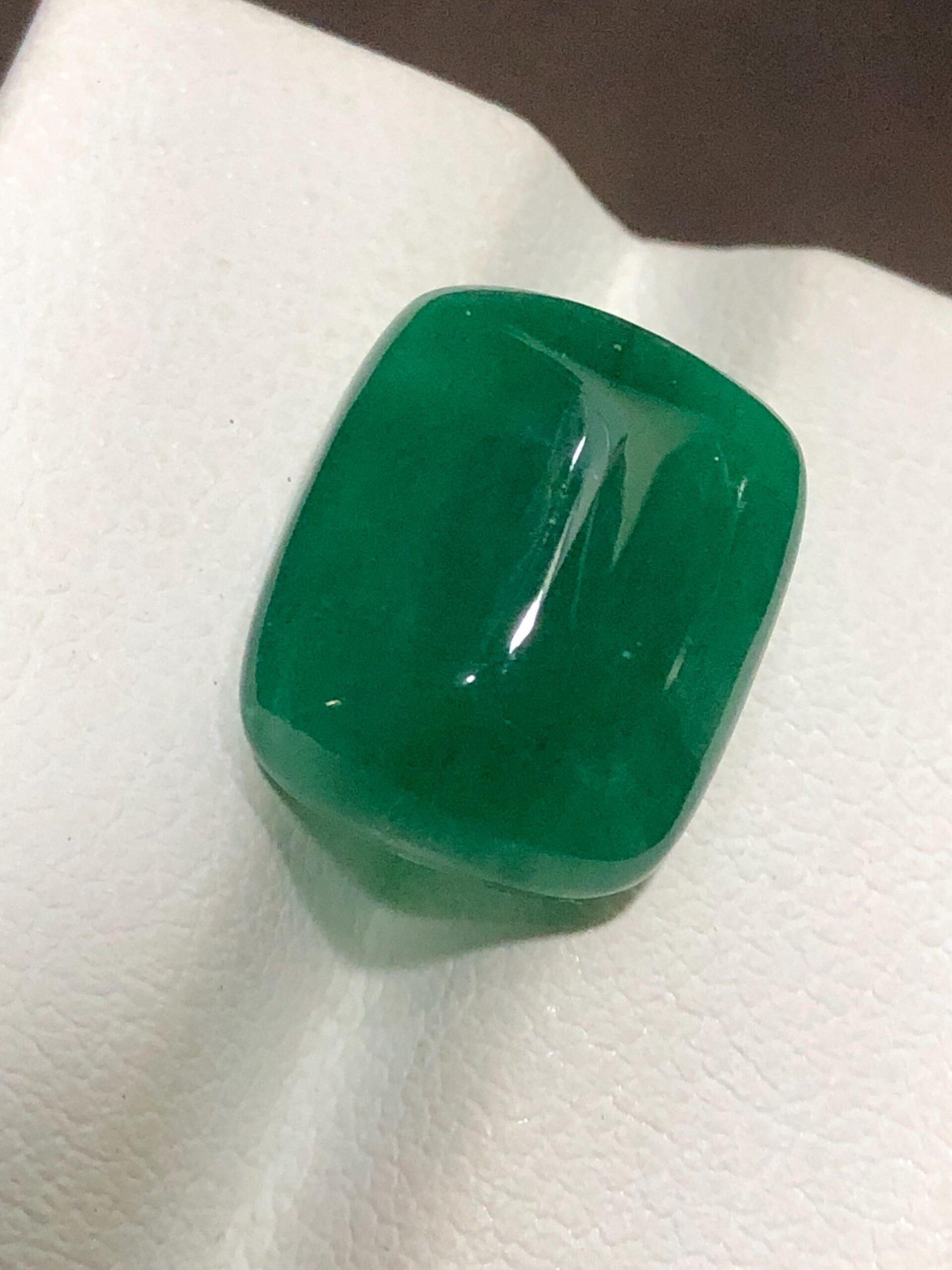 Zambian Emerald Cabochon: 7.78 Carat Oval Green Gemstone - Image 3