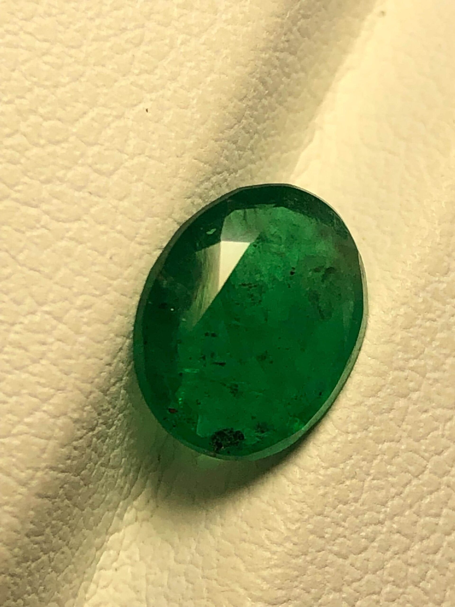 Natural Sawat Emerald Oval Gemstone: 1.285 Carat Rich Green Collector Stone (May Birthstone) - Image 3