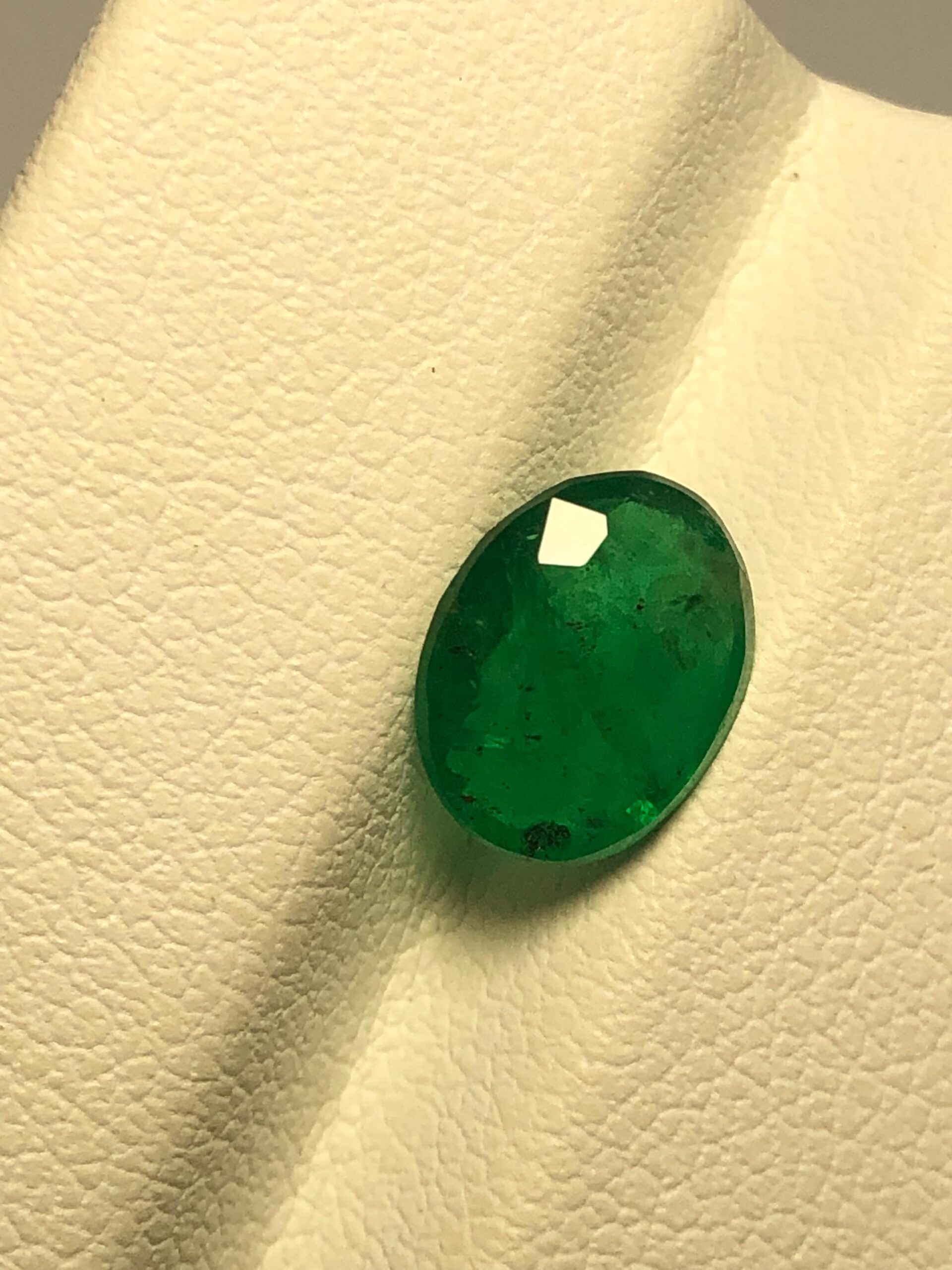 Natural Sawat Emerald Oval Gemstone: 1.285 Carat Rich Green Collector Stone (May Birthstone) - Image 5