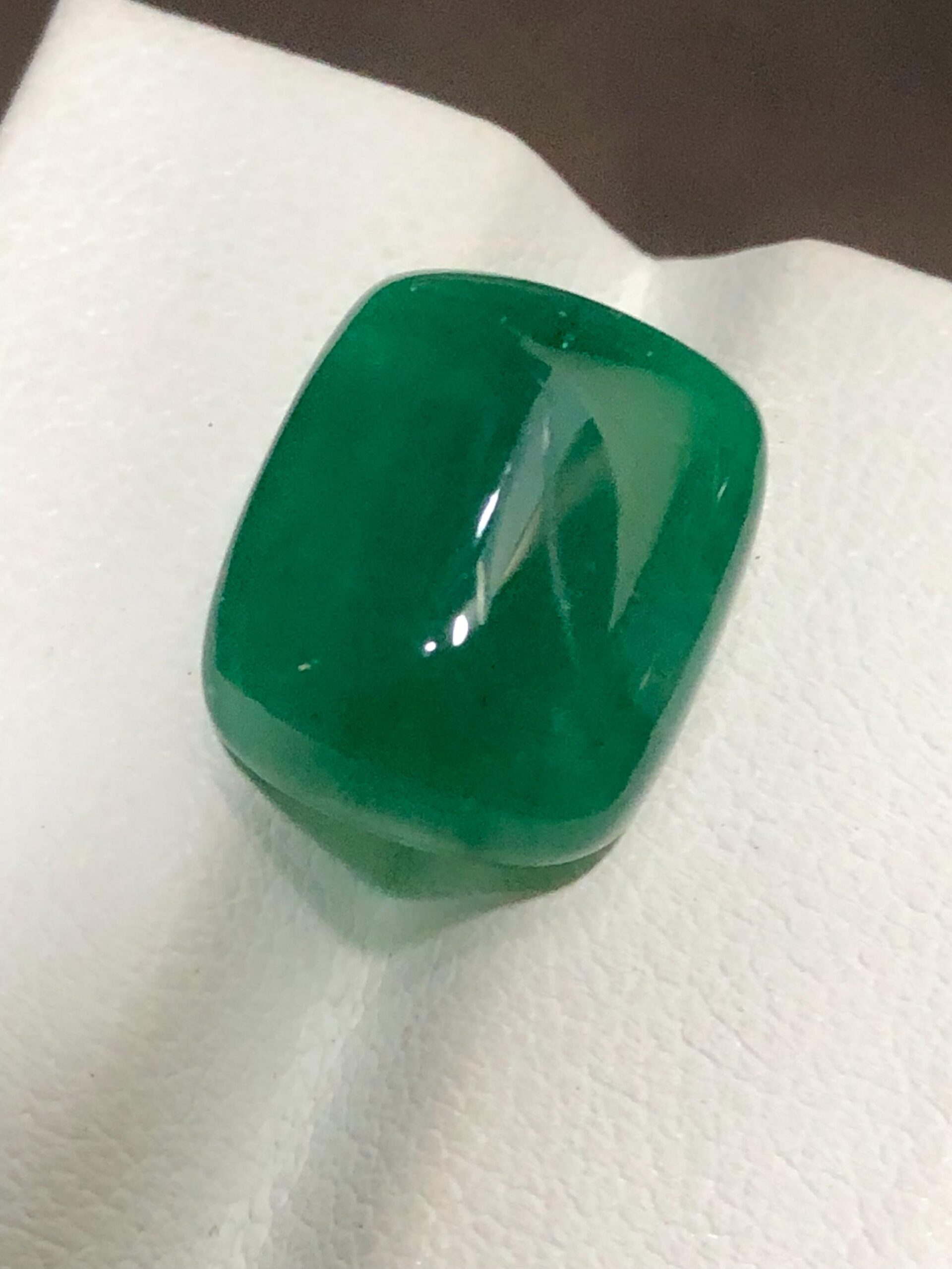 Zambian Emerald Cabochon: 7.78 Carat Oval Green Gemstone - Image 4