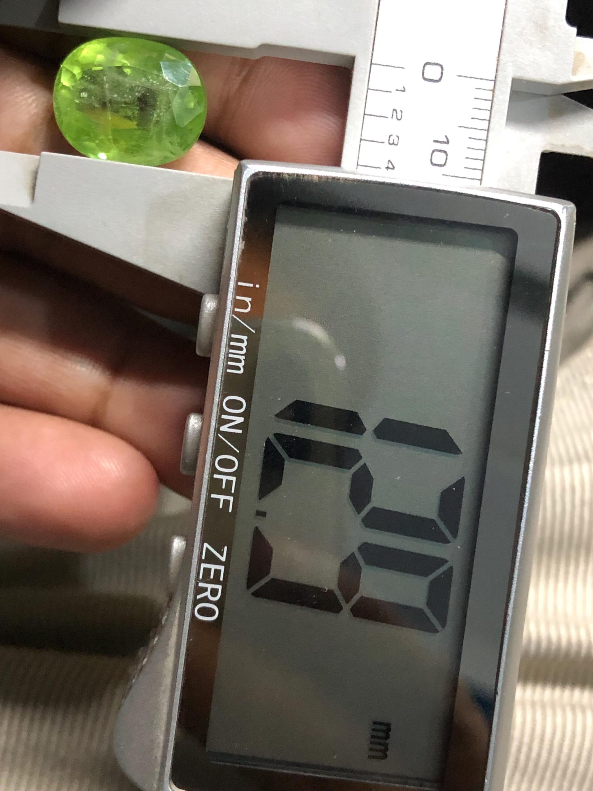 Natural Oval Peridot Gemstone: Pakistan Origin, 13.155 Carats, Faceted Green Loose Stone - Image 5