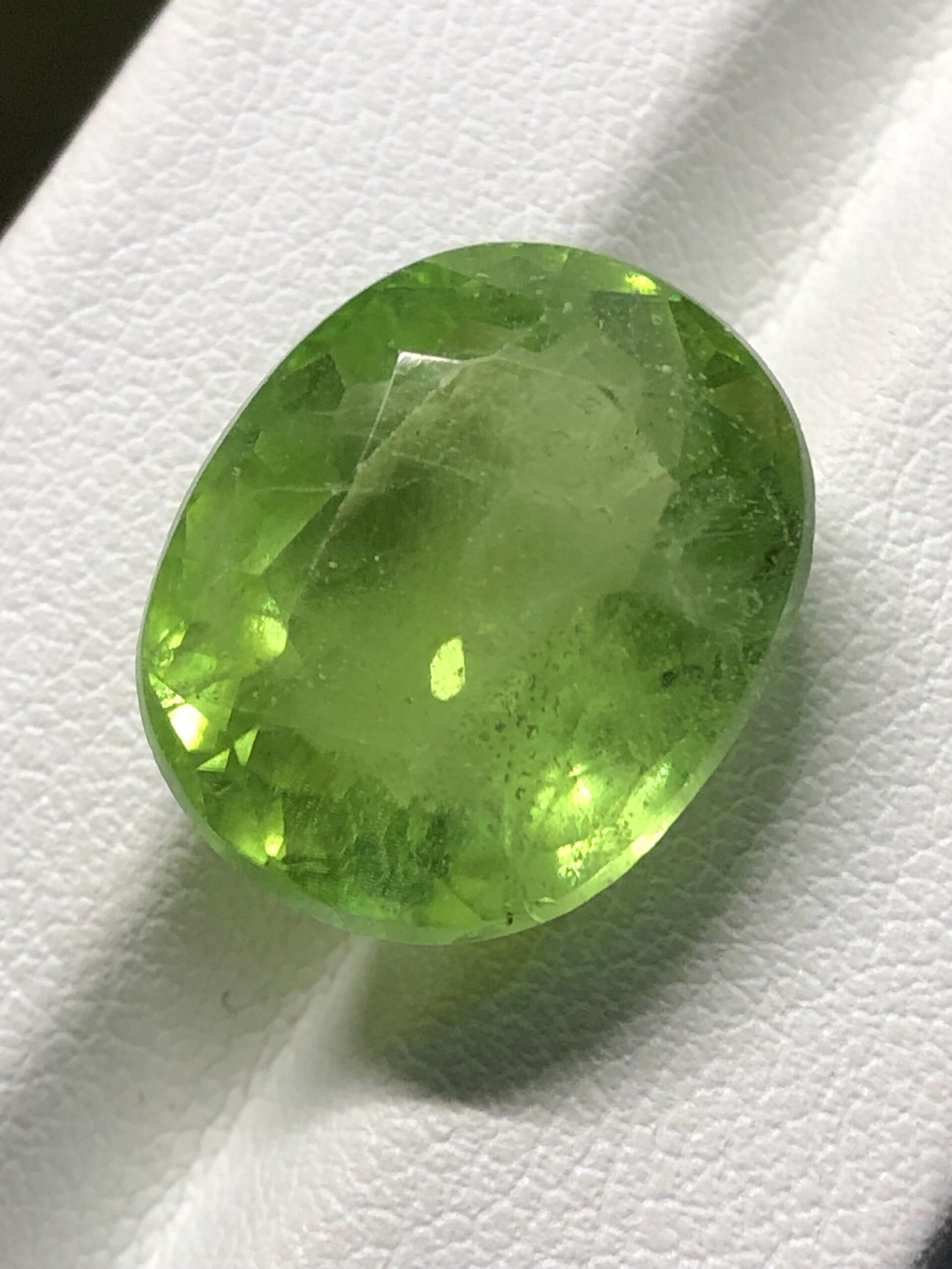 Natural Oval Peridot Gemstone: Pakistan Origin, 13.155 Carats, Faceted Green Loose Stone - Image 3