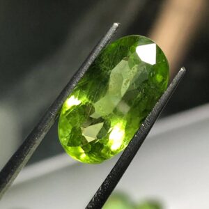 Natural Pakistan Peridot 5.965 ct — Oval Cut, Natural