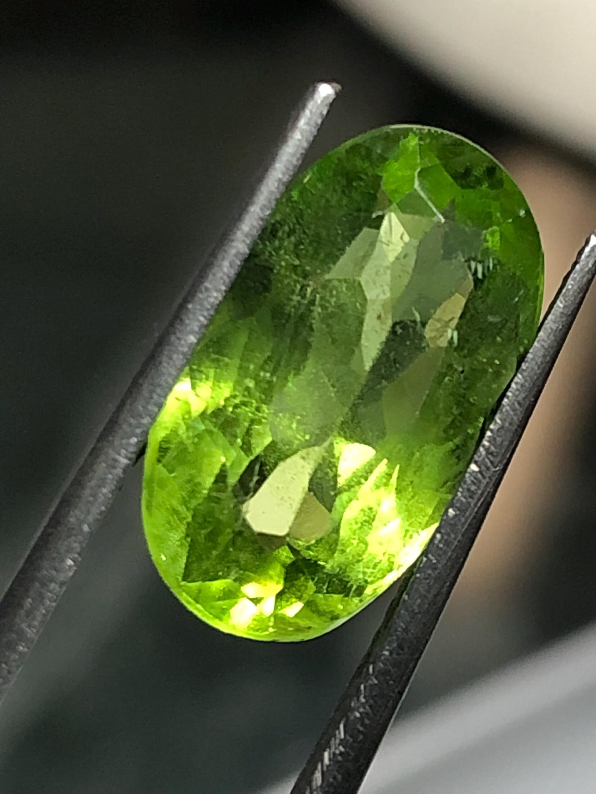 Natural Pakistan Peridot 5.965 ct — Oval Cut, Natural - Image 3